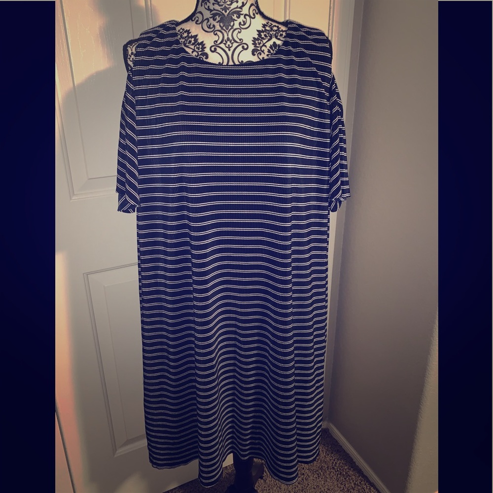 London Times Cold shoulder short sleeve dress